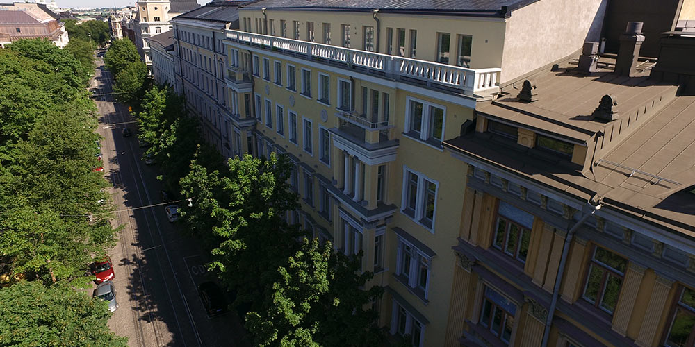 Helsingin kaupunkikiinteistöjä ja vehreä puistokatu